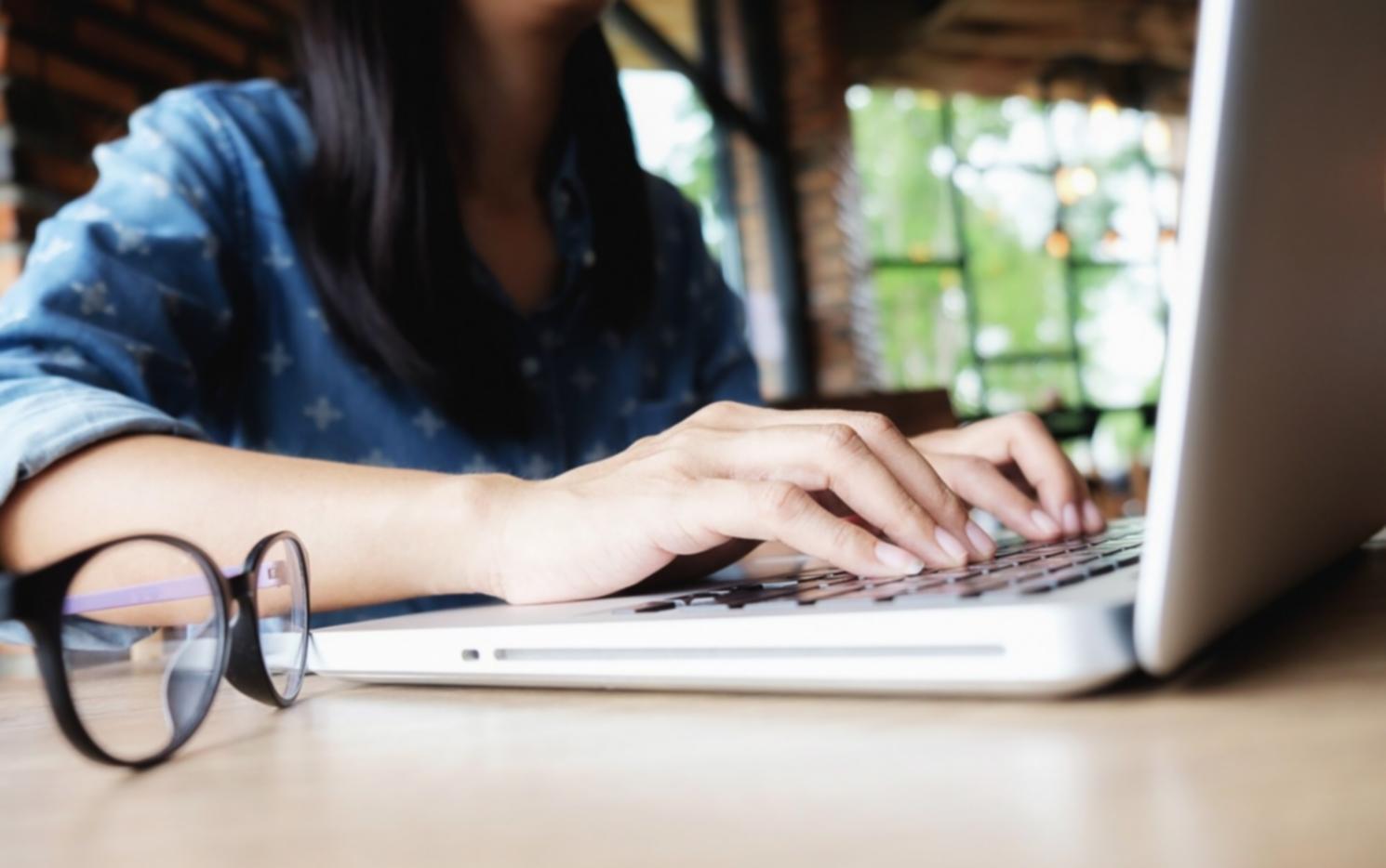 Estudiante analizando gráficos financieros con metodología adaptativa